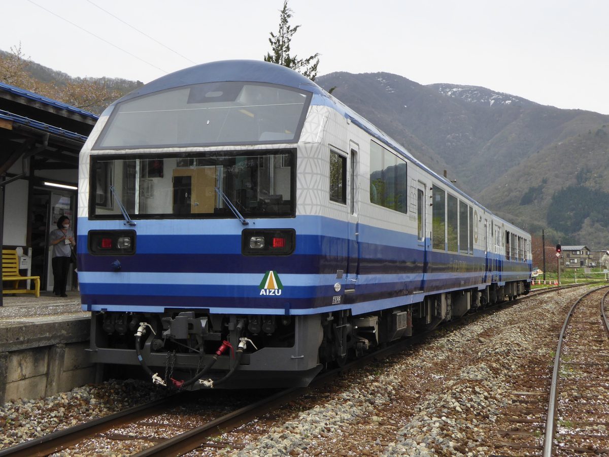 会津若松駅 出発（お座トロ展望列車） 写真1