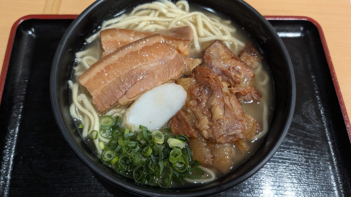 那覇空港のミックスそば。1,400円