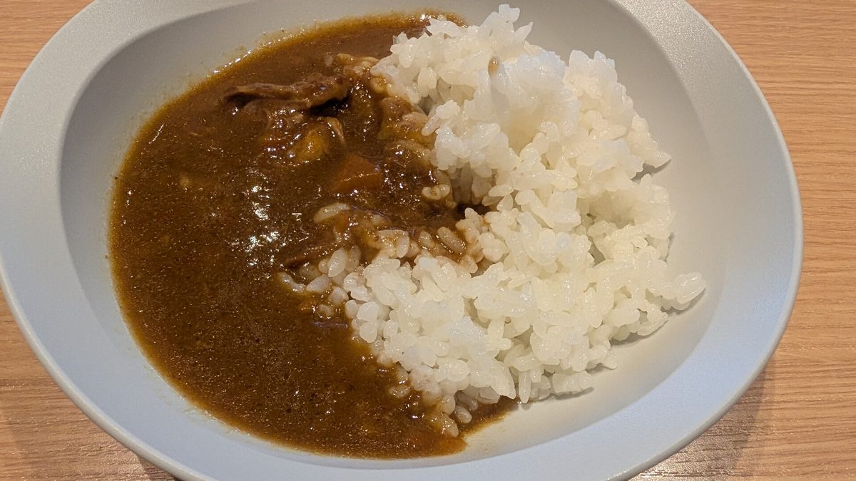 ソーキカレー。トマトの酸味とソーキの旨みが効いています