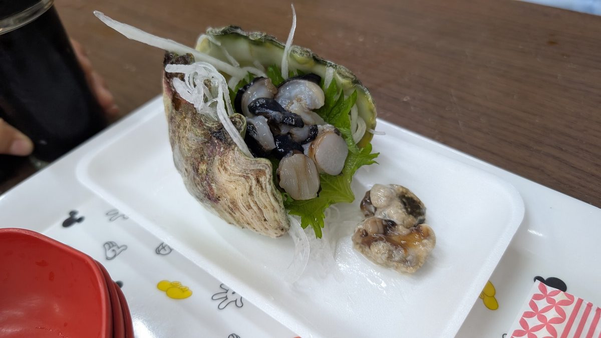 牧志公設市場のシャコガイ。コリコリした食感
