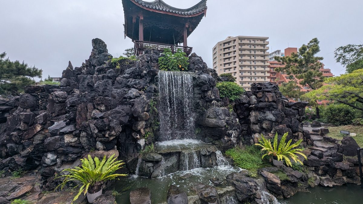 福州園。日本庭園とは岩や建物の使い方が違います